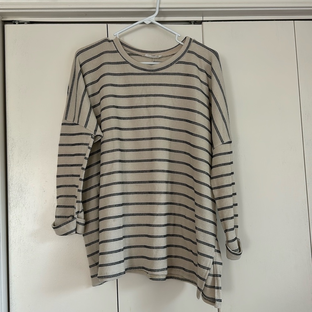 Carly Jean Los Angeles Medium Sweater